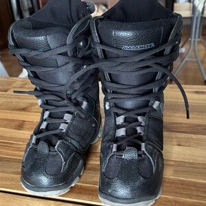 Snowboarding Boots Avalanche Kids size 4 Black and Gray Boots